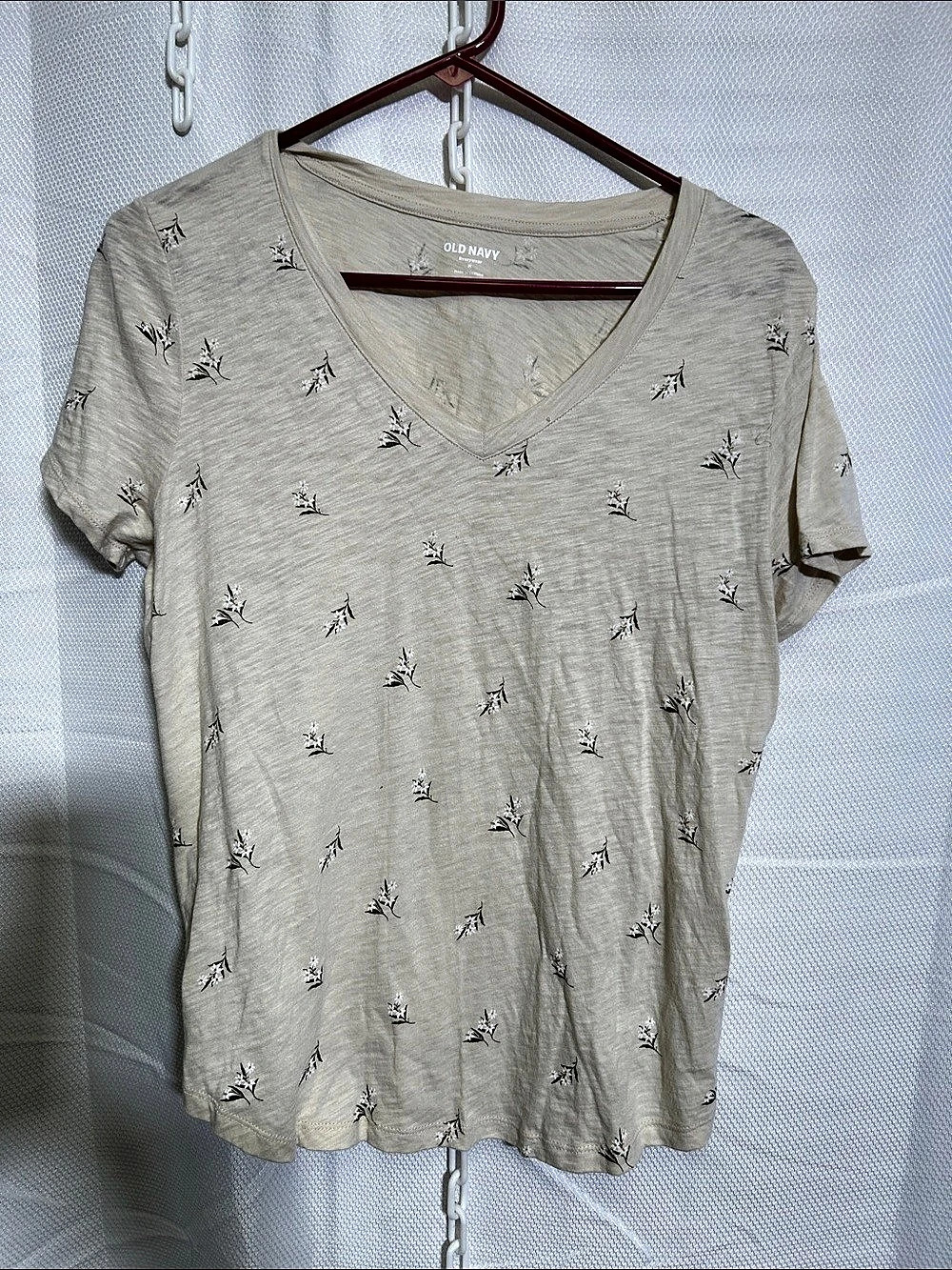 Old Navy EveryWear Floral V-Neck T-Shirt Beige with floral print Medium. NWOT